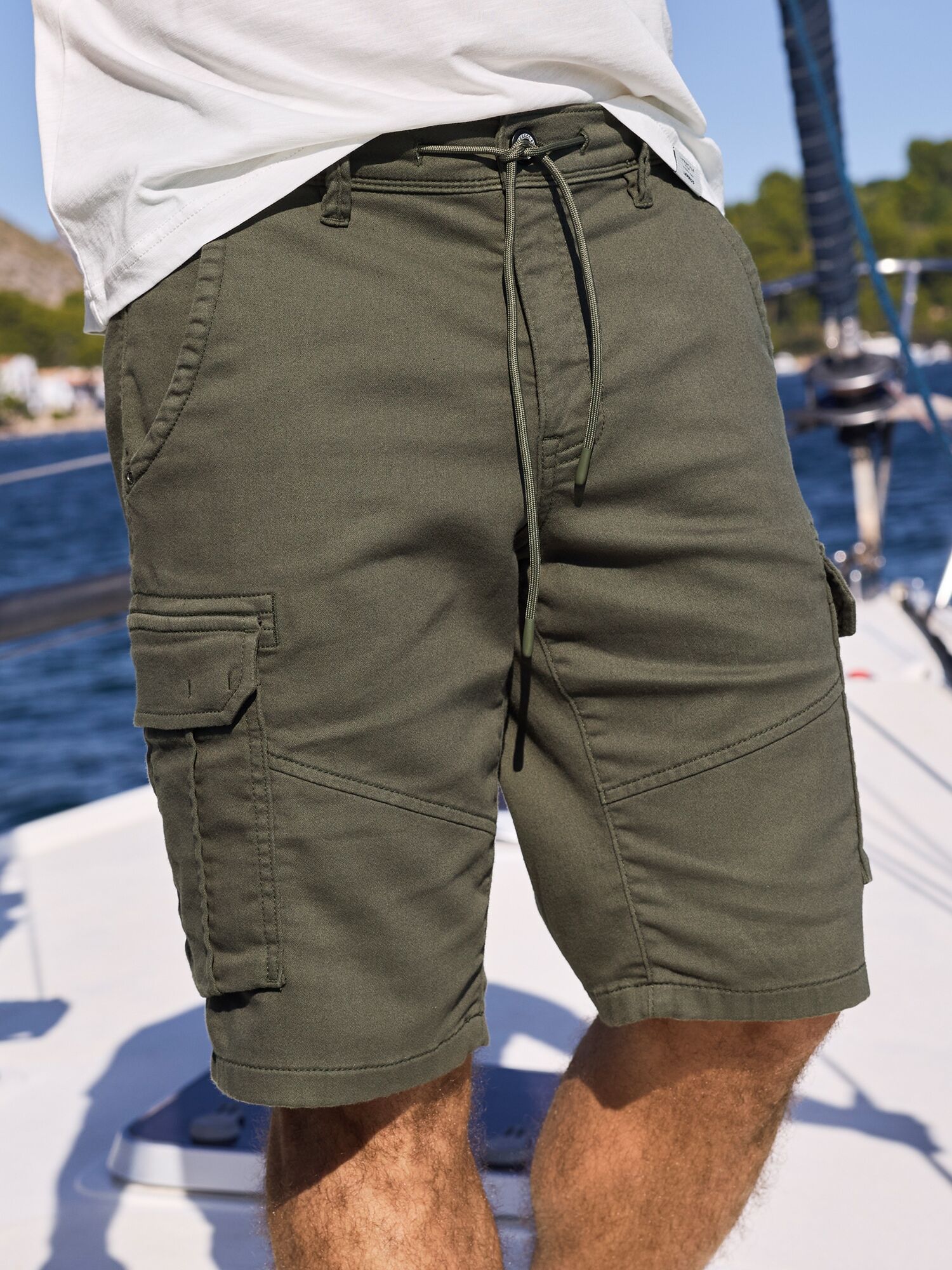 Cargohose LERROS "Maskuline Cargo-Bermuda mit Tunnelzug und Gürtelschlaufen", Herren, Gr. 30, grün (nordic olive), 77% Baumwolle, 20% Polyester, 3% Elasthan, Hosen Cargohose