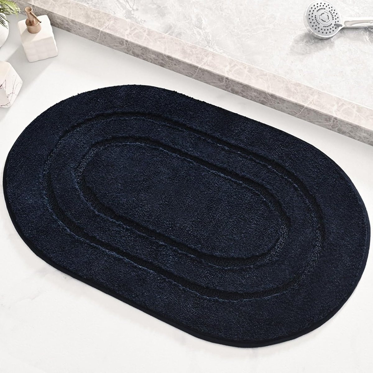 Ovale, zachte en antislip badmat van microvezel voor de badkamer