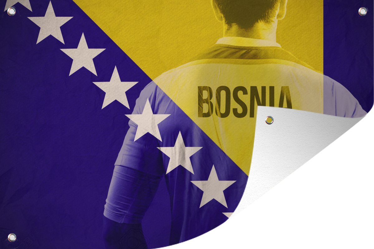 Tuindecoratie Tuinposter Voetballer achter de vlag van Bosnië en Herzegovina, Breedte: 60 cm, Hoogte: 40 cm