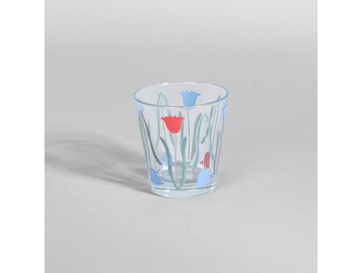 Klares Glas mit mehrfarbigen Blumenmustern