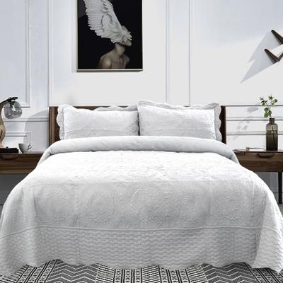 Embroidered Oversized Scalloped Edge Quilt Set by Homestyles in White (Size KING)