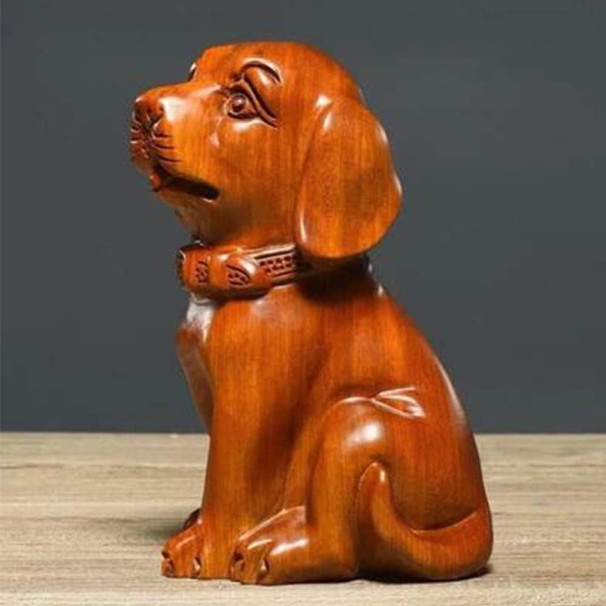 Handgesneden houten hond decoratie beeldje voor op tafel, 9-10 cm, Stijl 1