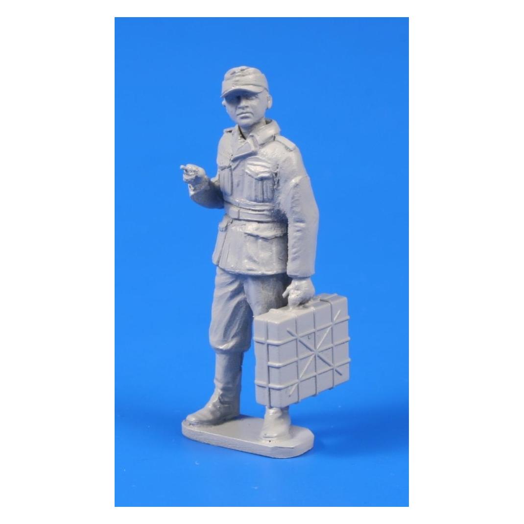 CMK German WWII Soldier with Grenade Case (129-F48302)