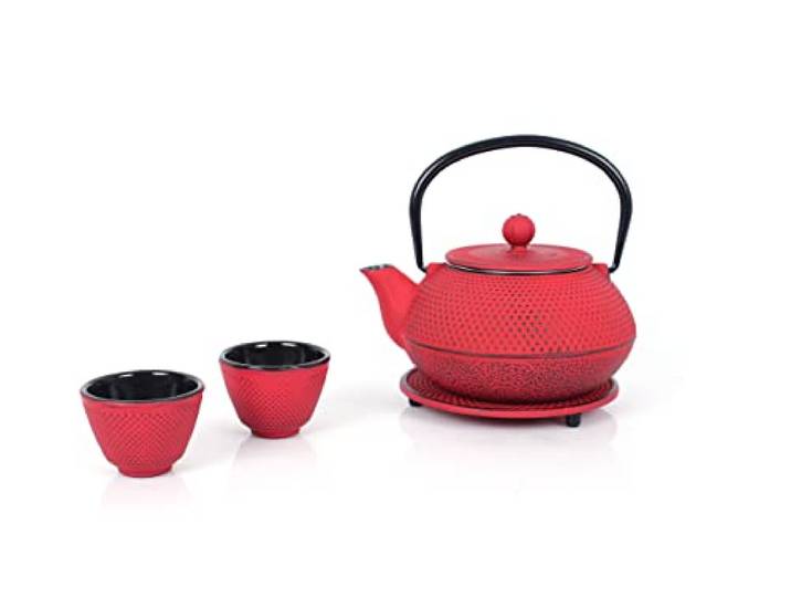 Echtwerk Teeservice aus Gusseisen, Teekanne 0,8 L mit abnehmbarem Sieb, Teebereiter mit Untersetzer, Teekannen-Set im Vintage-Design für Zubereitung von losem Tee, Rot