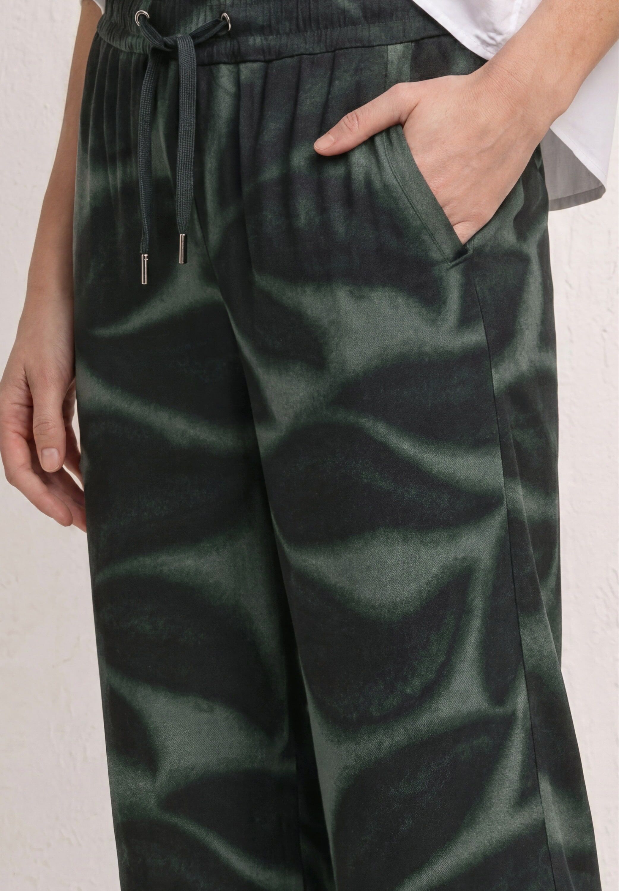 7/8-Hose STREET ONE "Style Emee", Damen, Gr. 40, Länge 26, grün (deep bound grün), Web, Obermaterial: 100% Viskose, bedruckt, loose fit 7/8-Länge, Hosen 7/8-Hose, bedruckt, mit Taschen, weites Bein deep bound grün 40, Länge 26