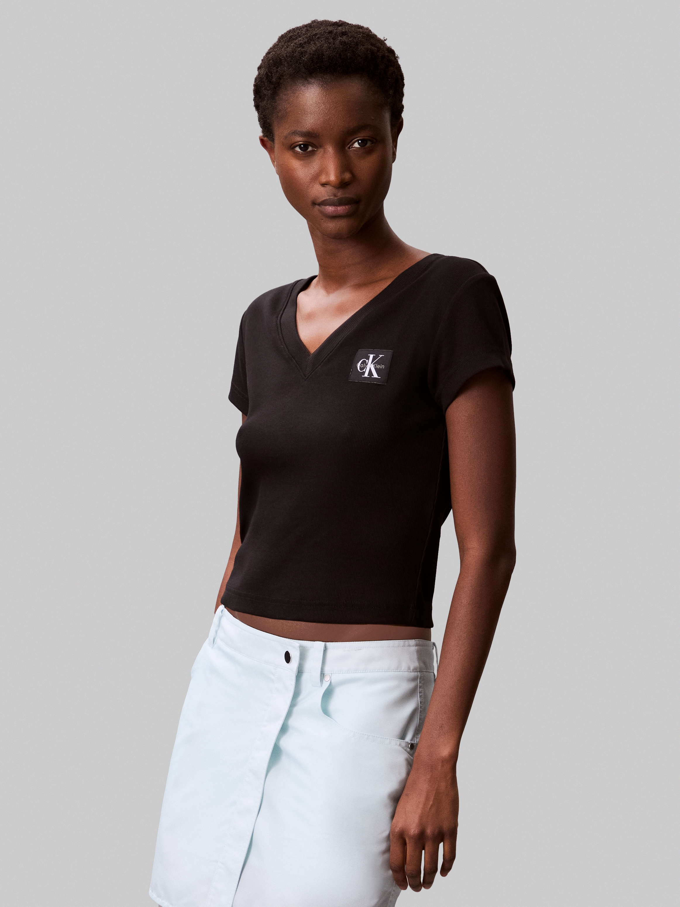 Calvin Klein "A- SS WOVEN LABEL RIB VNECK TEE" mit gewebtem Label schwarz XL (44)