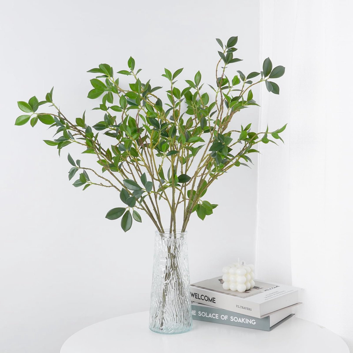 Kunstmatige groene ficus en eucalyptus takken voor in een vaas