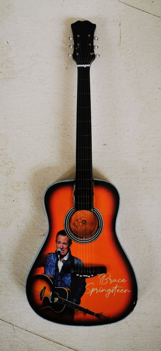 Bruce Springsteen Miniatuur Gitaar – Houten Akoestische Decoratie met Standaard – Hoogte: 25 cm