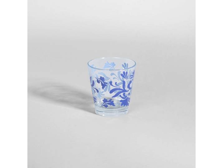 Blauer Glasbecher mit Blumenmuster