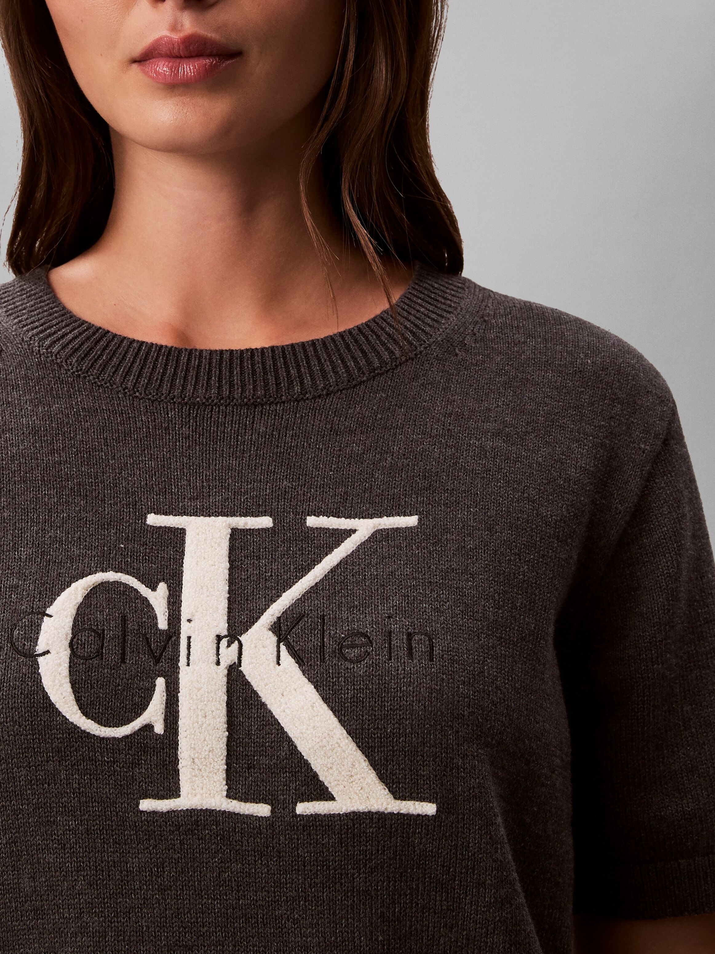 Kurzarmpullover CALVIN KLEIN JEANS, Damen, Gr. XS (36), grau (charcoal heather), Strick, Obermaterial: 100% Baumwolle, unifarben, regular fit taillenbedeckt, Rundhals, eingesetzt Rippstrickbündchen, Pullover Kurzarmpullover, Regular fit, mit Rundhalsaussc