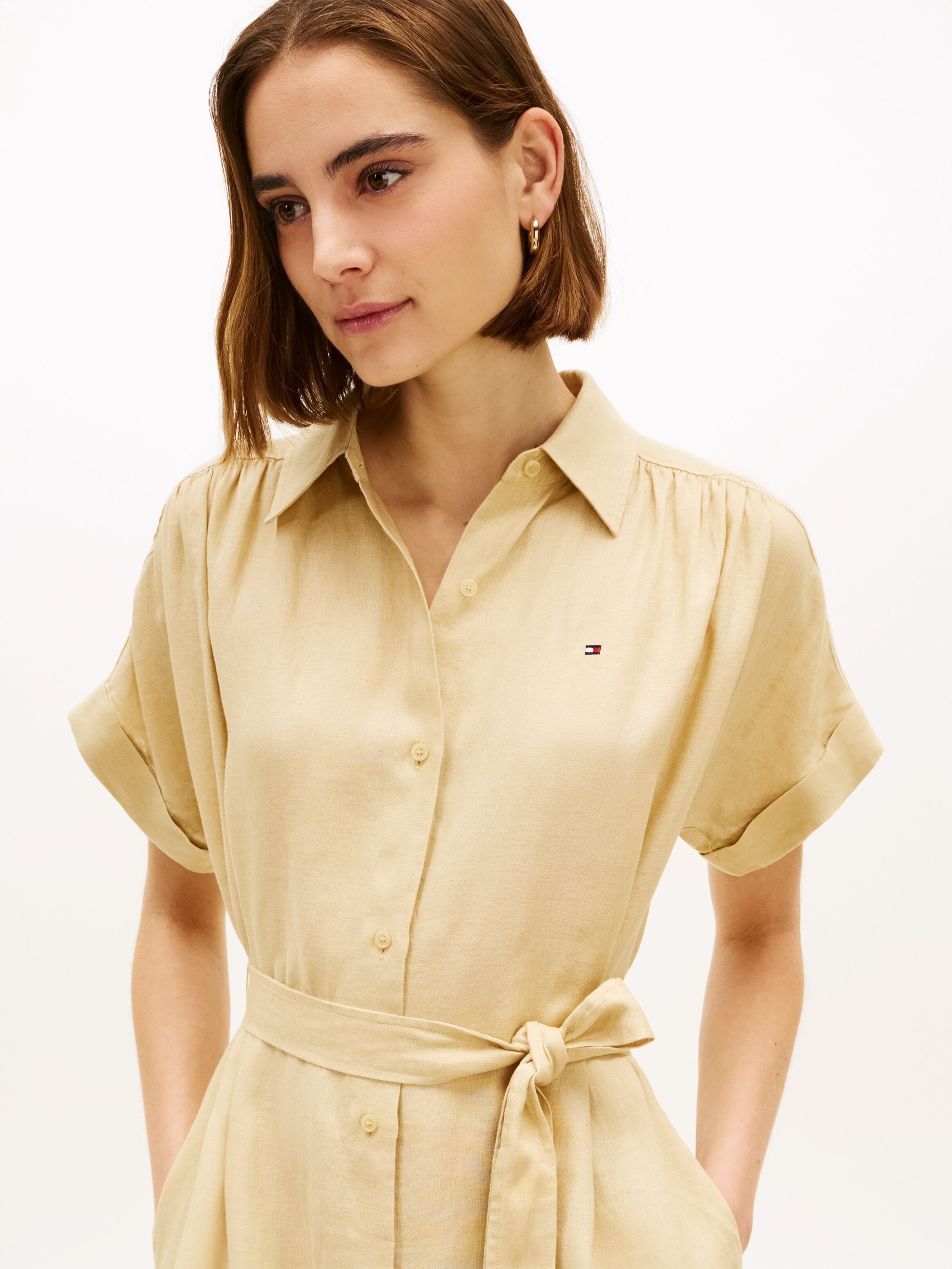 Hemdblusenkleid TOMMY HILFIGER "LINEN BELTED KNEE SS SHIRT DRESS", Damen, Gr. S (36/38), N-Gr, Kurzarm, Web, beige (harvest wheat), Web, Obermaterial: 100% Leinen, unifarben, regular fit knielang, Kleider Hemdblusenkleid, mit Bindegürtel harvest wheat S (