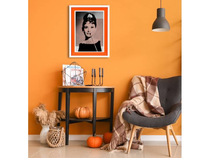Bild mit Rahmen QUEENCE Frühstück bei Tiffany, Audrey Hepburn , orange (farbe rahmen: weiß, farbe bild(er): orange), B:40cm H:50cm T:2cm, Acrylglas, Holz, Bilder, Bild mit Rahmen, Poster mit buntem Acrylglas Passepartout