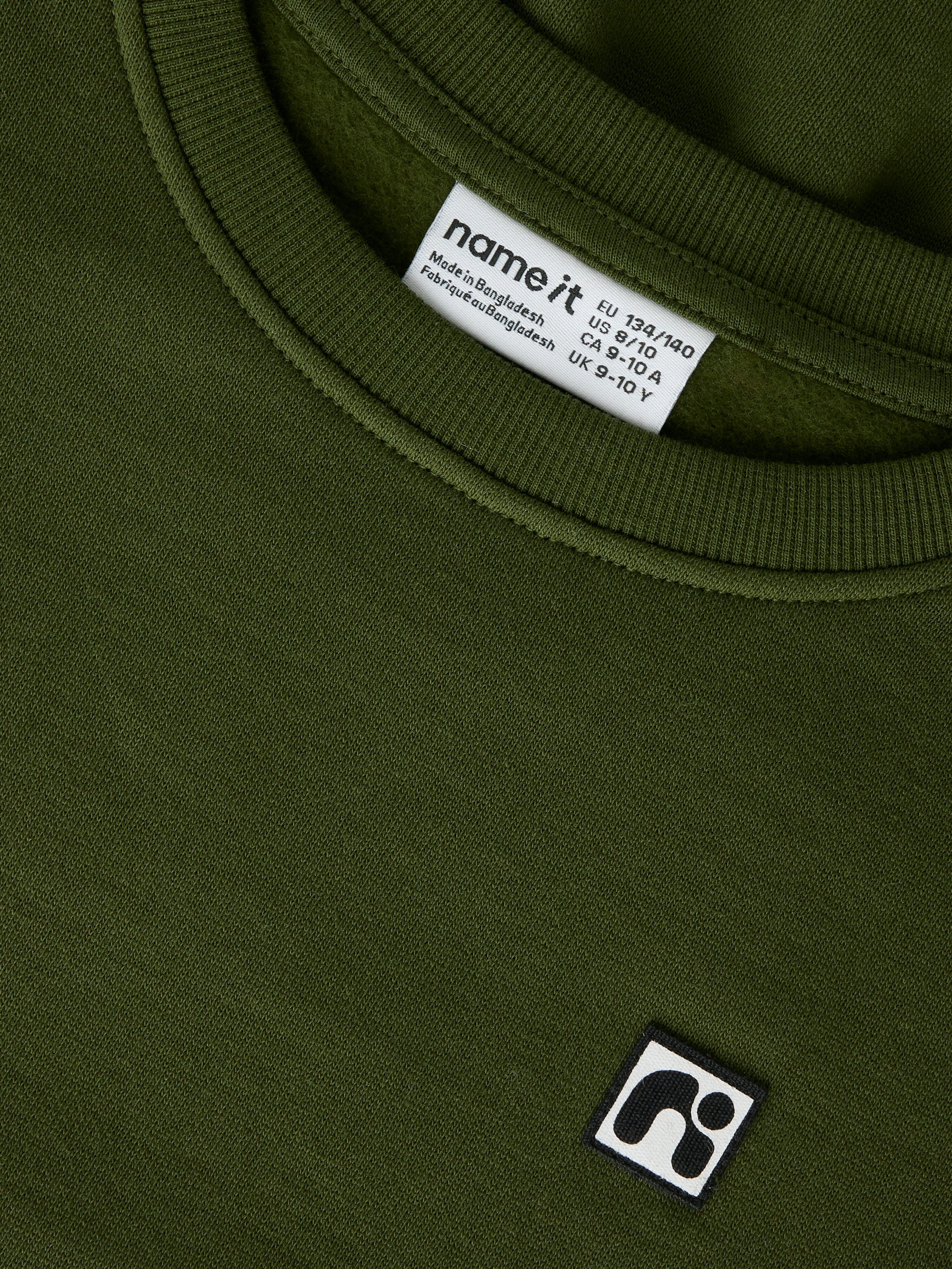 Sweatshirt NAME IT "NKMFLO LS NREG SWEAT BRU NOOS", Jungen, Gr. 104, grün (rifle grün), Sweatware, Obermaterial: 100% Baumwolle, regular fit normal, Rundhals, Rippbündchen, Sweatshirts Sweatshirt, Baumwolle, regular fit rifle grün 104