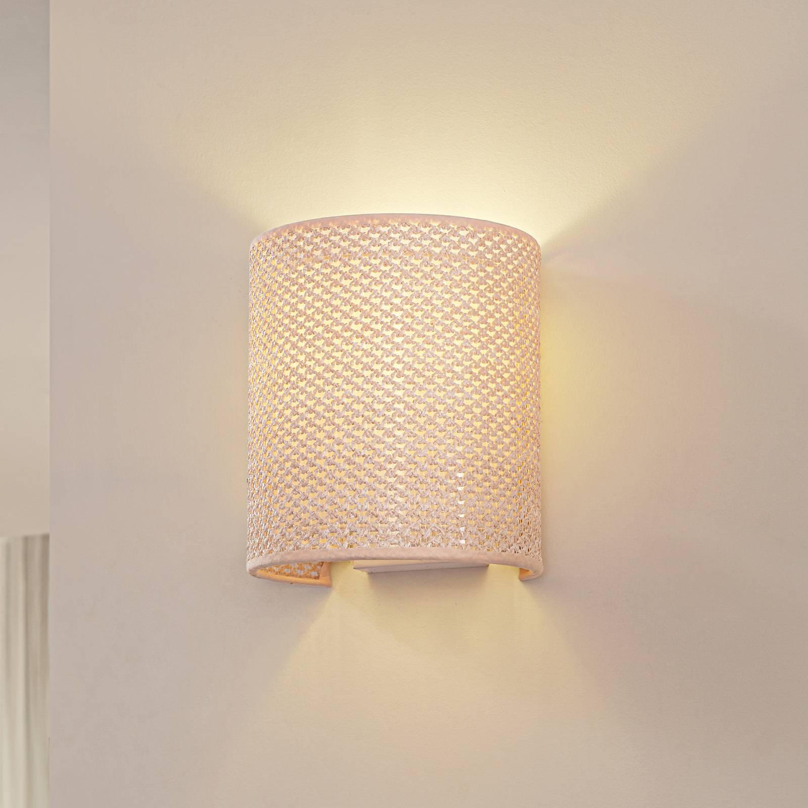 Wandlampe Soula Lindby, dimmbar, creme / amber, für Wohn- / Esszimmer, Kunststoff, Landhaus / Rustikal, Wandleuchte, Wandlampe Innen