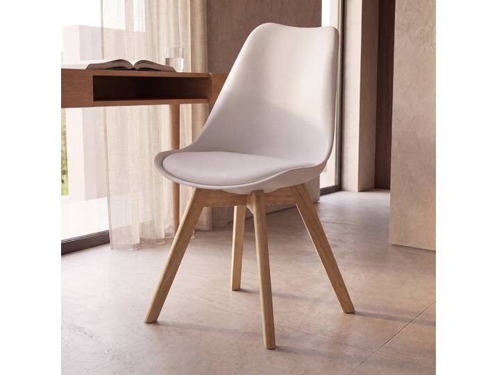 Chaise blanche et pieds en bois d'hévéa
