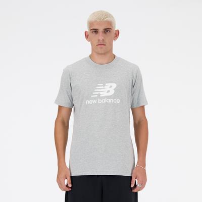 T-Shirt NEW BALANCE "SPORT ESSENTIALS LOGO T-SHIRT", Herren, Gr. M, grau (athletic grau), Obermaterial: 100% Baumwolle, normal, Rundhals, Shirts T-Shirt, sportliches T-Shirt, mit Kurzarmdesign, ohne Verschluss, aus Baumwolle