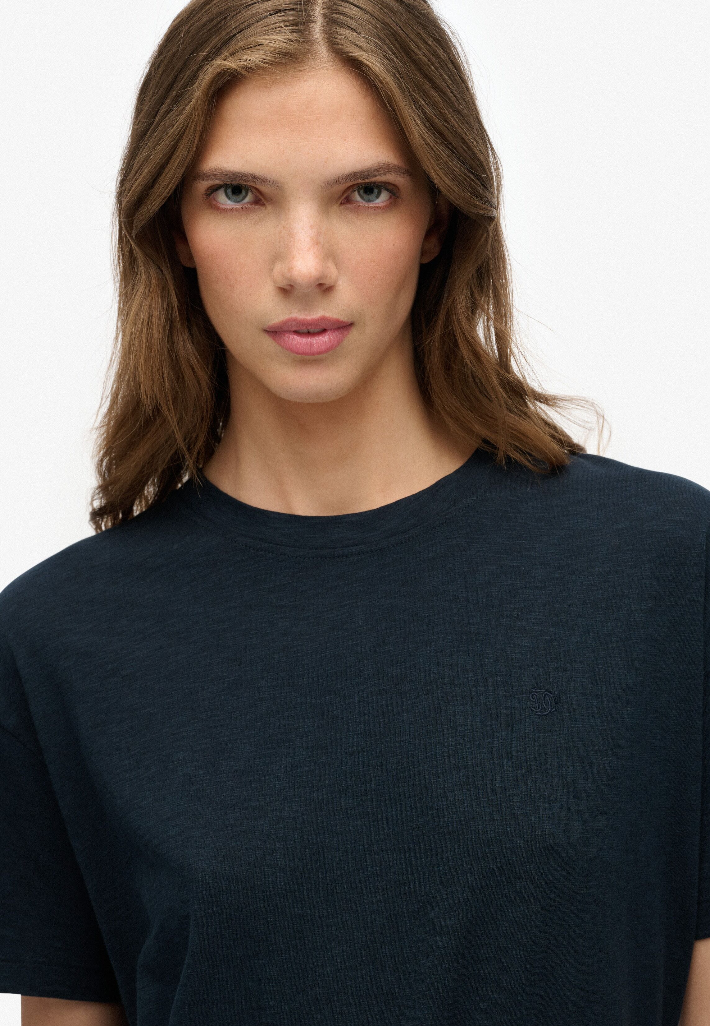 T-Shirt SUPERDRY "STUDIOS CREW TEE", Damen, Gr. S, schwarz (eclipse navy), Single Jersey, Obermaterial: 60% Baumwolle, 40% Lyocell, unifarben, relaxed fit normal, Rundhals, Shirts T-Shirt, mit Markenlabel, aus Baumwollmischung, Relaxed Fit, Kurzarm eclips