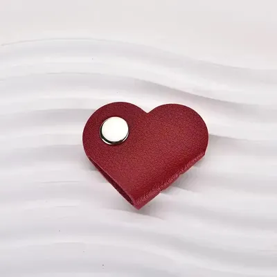 PU Leather Data Cable Organizer, Multifunctional Heart shaped Clip Hub, Phone Data Storage Winding Clip red