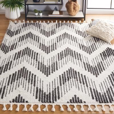 SAFAVIEH Moroccan Tassels Mahira Chevron Rug