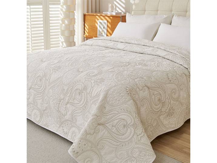 Couvre-lit matelassé en coton sur le lit, couverture de lit brodée, couverture en lin, couette nordique, rembourrage, surmatelas