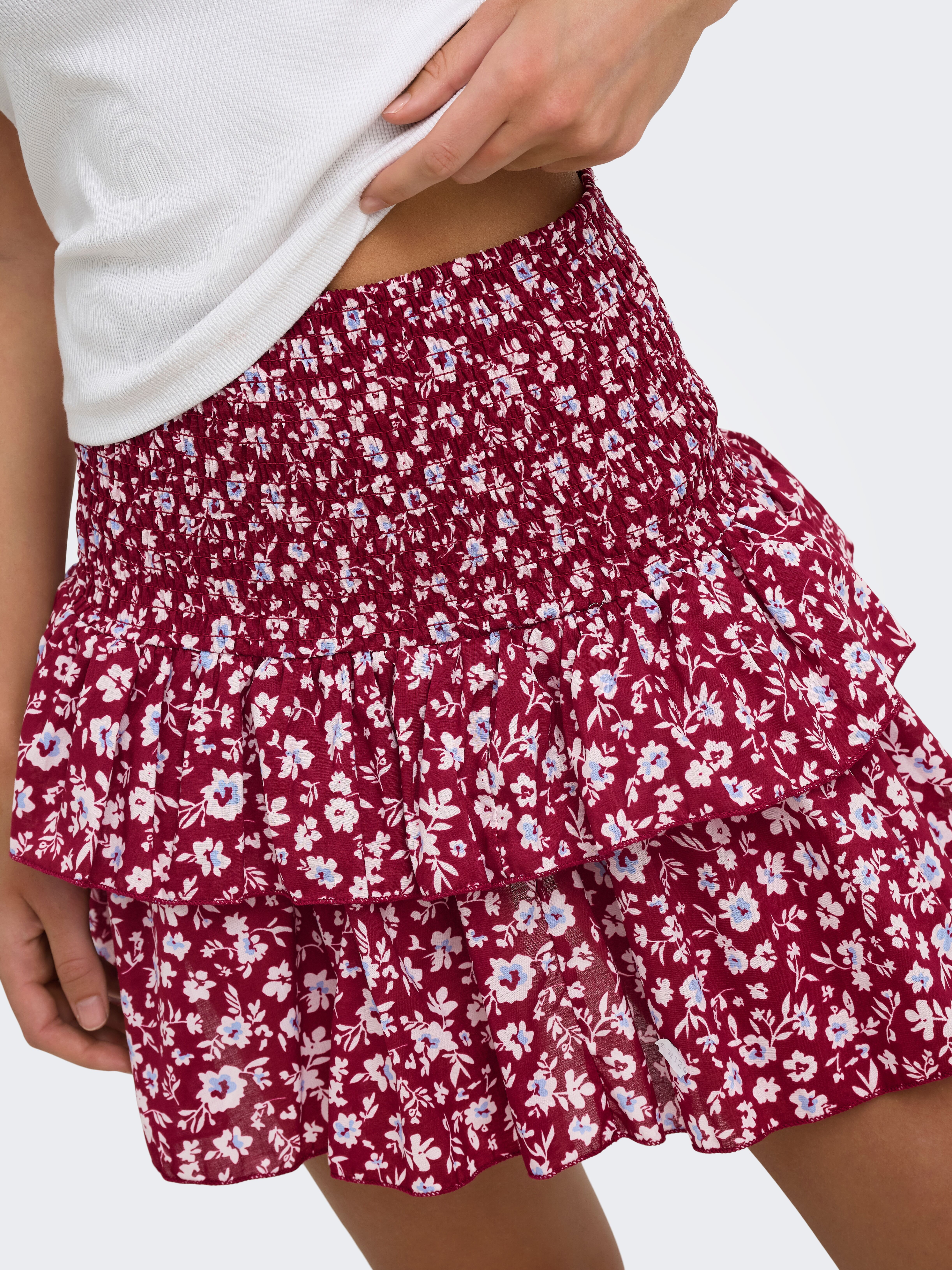 Minirock ONLY "ONLZOEY LAYRED SKIRT WVN NOOS", Damen, Gr. M (38), rot (syrah aop:zoey flower), Web, Obermaterial: 100% Baumwolle, bedruckt, kurz, Röcke Minirock, Baumwolle, gesmoktes Taillenbündchen, Volant syrah aop:zoey flower M (38)