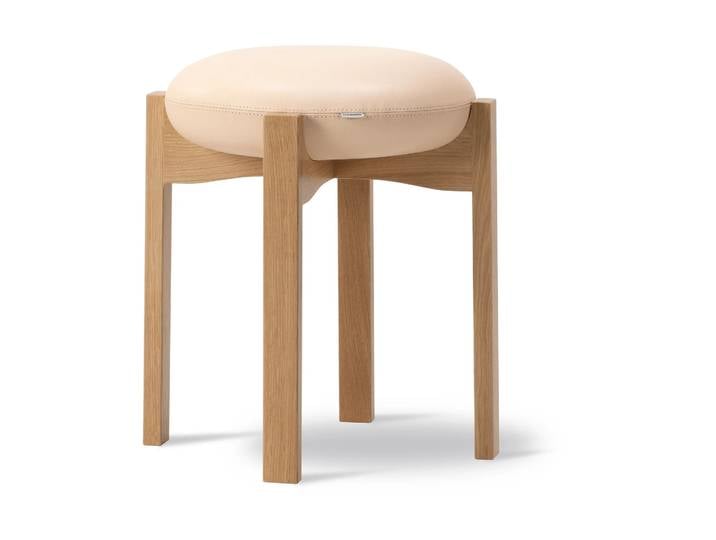 Fredericia Furniture Pioneer runder Hocker niedrig Leder Vegeta 90-lackierte Eiche, Ø41x46 cm