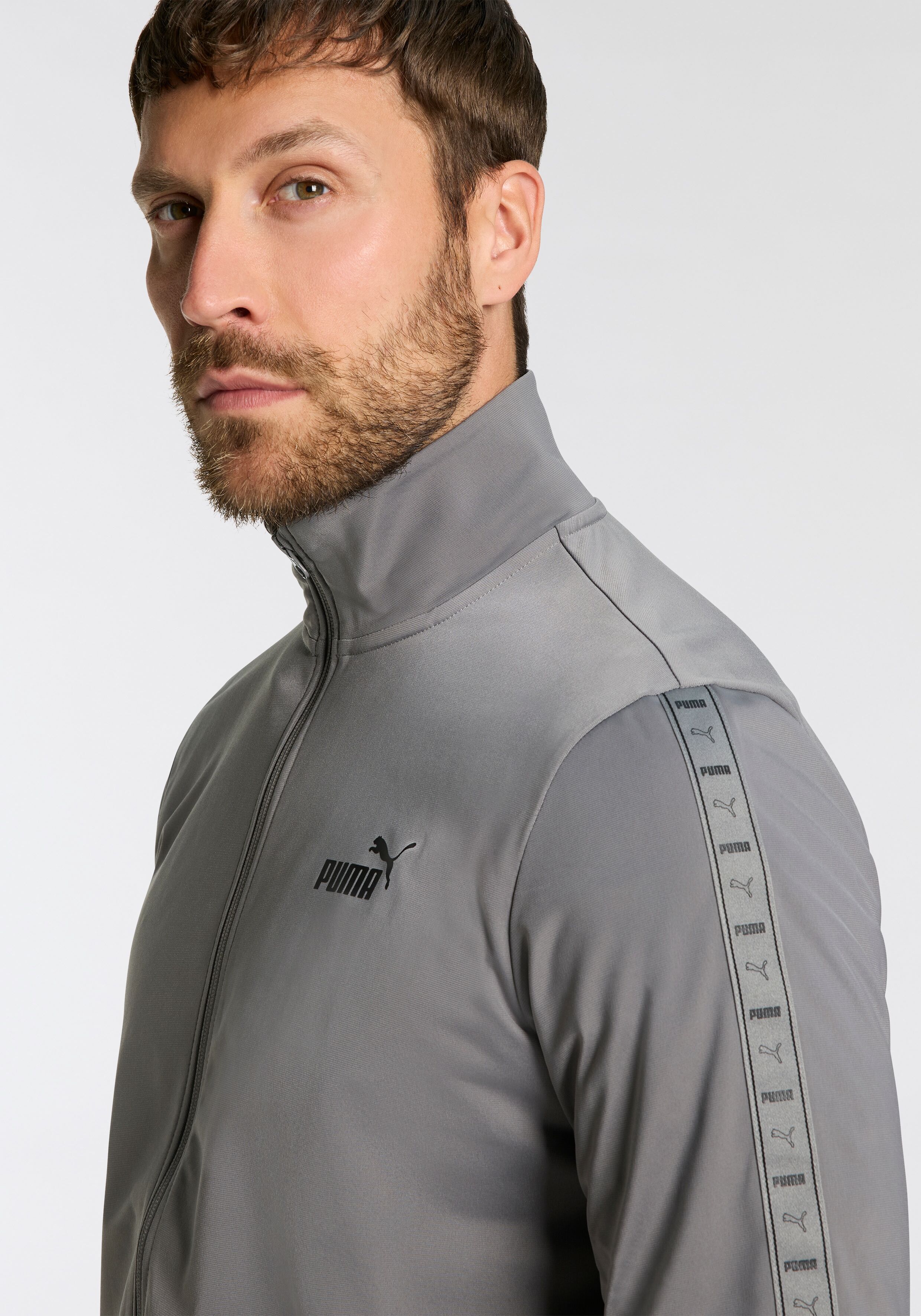 Trainingsanzug PUMA "POLY TAPE SUIT", Herren, Gr. XXL, grau (cast iron), Trikot, Obermaterial: 100% Polyester, bedruckt, regular fit, Sportanzüge Trainingsanzug, zweiteiliges Set, mit hohem Kragen, mit gerippten Bündchen cast iron XXL