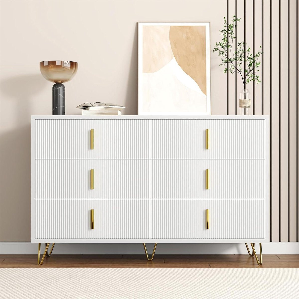 Moderne witte commode met houten laden en goudkleurige geribbelde deuren, Breedte: 120 cm