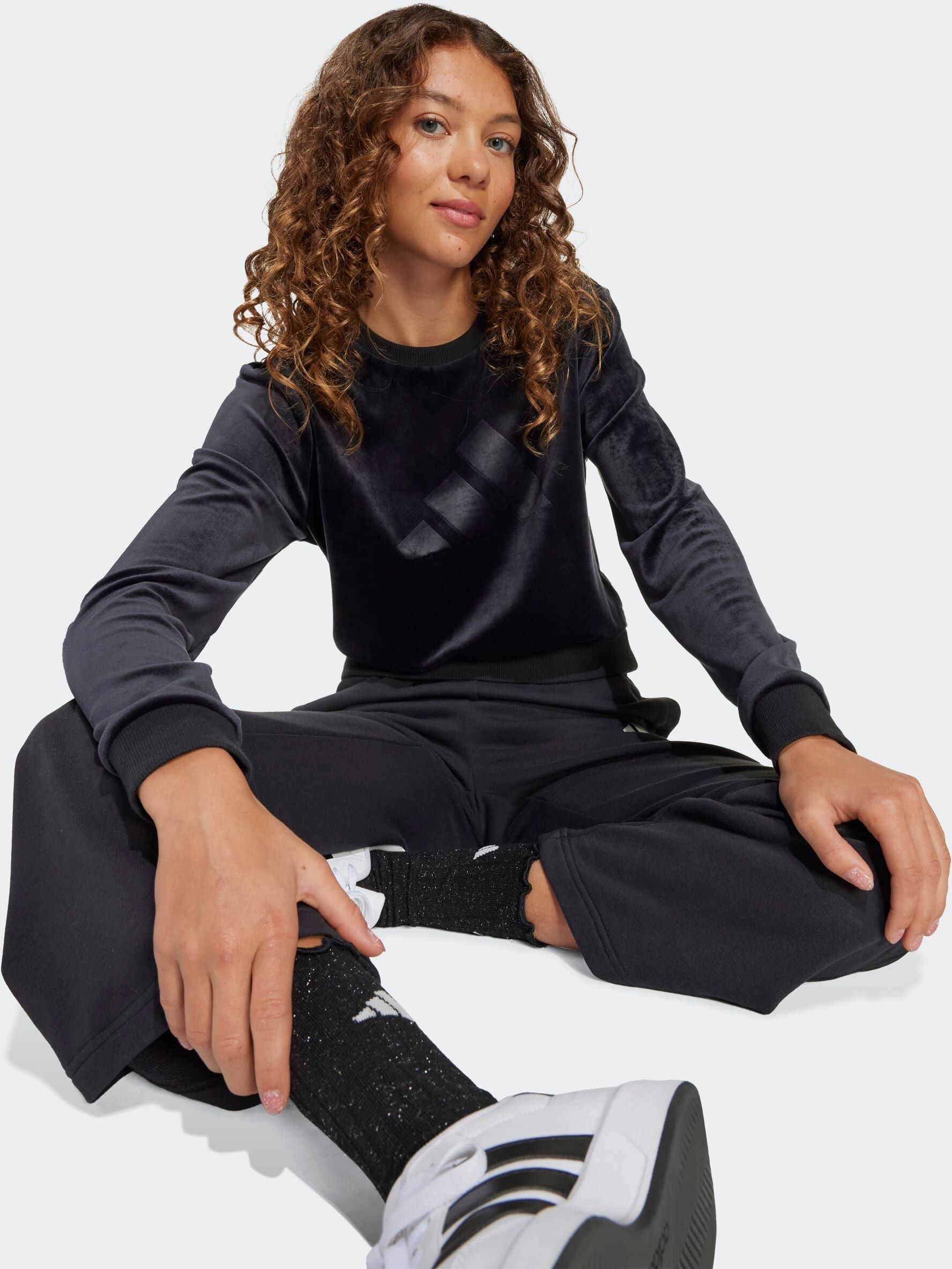 Sweatshirt ADIDAS SPORTSWEAR "GIRL HOLIDAY BAUCHFREIES", Mädchen, Gr. 152, schwarz, Obermaterial: 94% Polyester, 6% Elasthan, Rundhals, angesetztes Bündchen, Sweatshirts Sweatshirt, aus weichem Samt, bauchfreier Schnitt, Rundhalsausschnitt schwarz 152