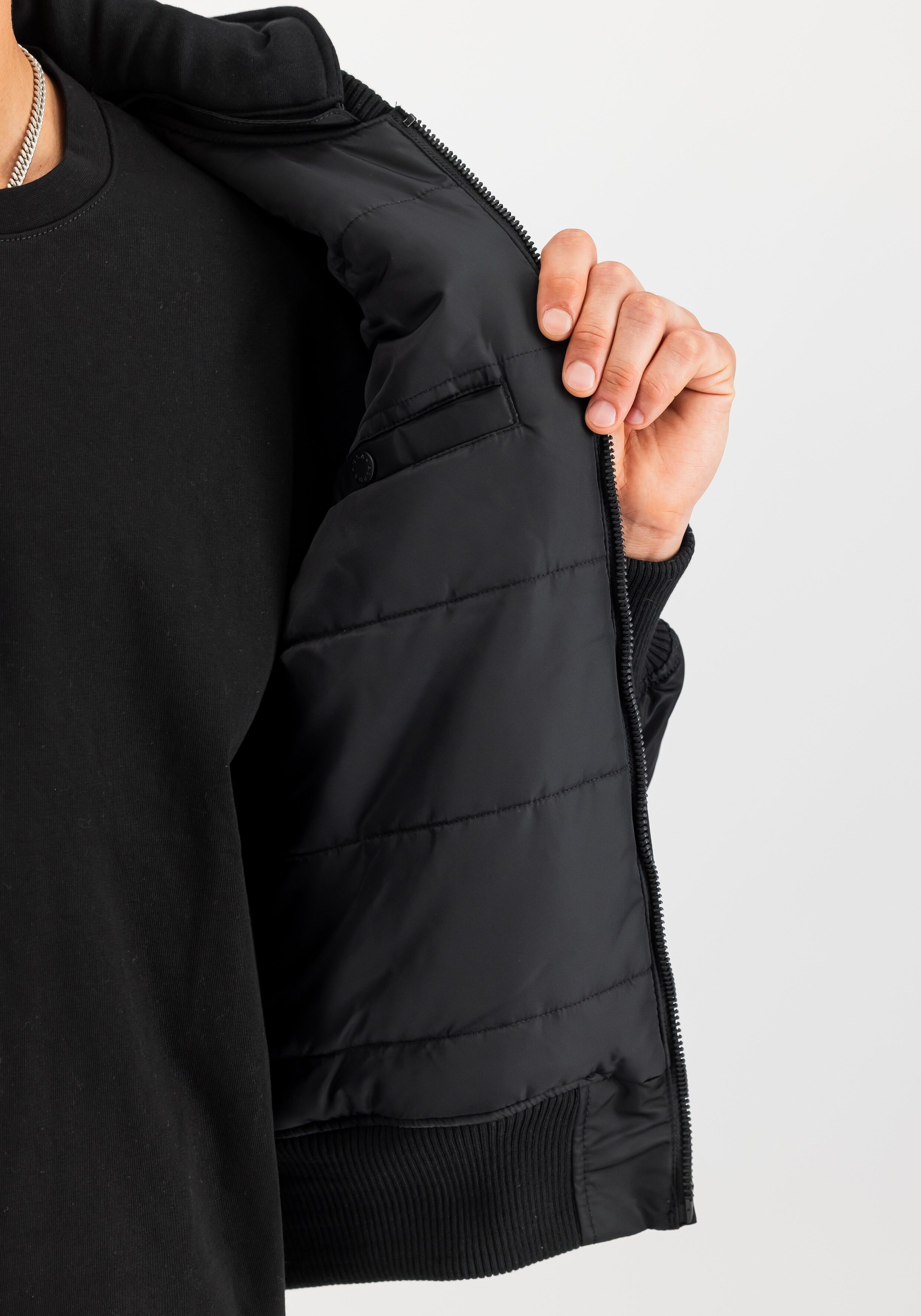 Bomberjacke ALPHA INDUSTRIES "MA-1 ZH Back Print", Herren, Gr. XXL, schwarz (285 schwarz, reflective), Web, Obermaterial: 100% Nylon. Futter: 100% Nylon. Kapuze: 75% Baumwolle, 25% Polyester, bedruckt, slim fit normal, Rundhals, Rippbündchen, Jacken Bombe