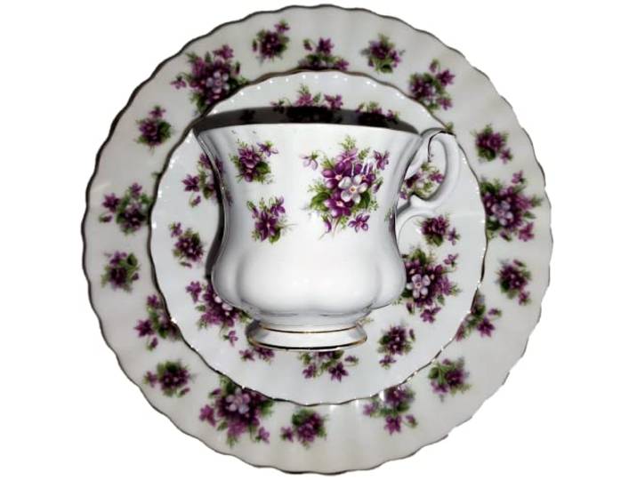 AngiesStrickZauber verkauft : Royal Albert/Original/SWEET VIOLETS / 1 Tasse - 1 Untertasse - 1 Kuchenteller/Original/Bone China/England
