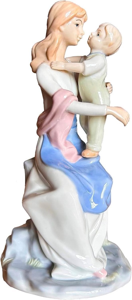 Porseleinen beeldje van moeder met staande baby voor decoratie en als uniek trouwcadeau