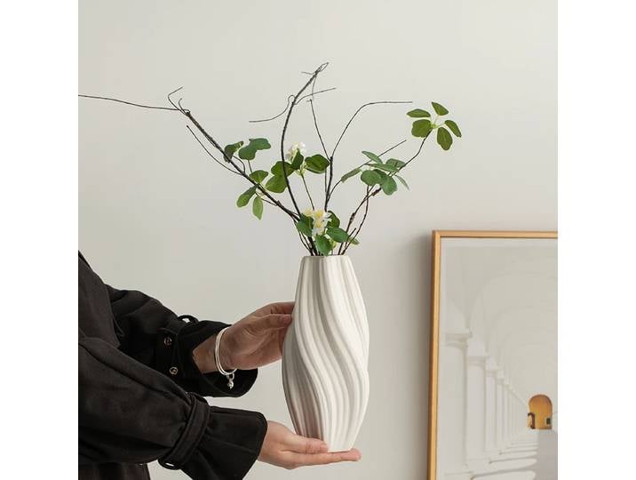 Vase décoratif en céramique blanche moderne pour une décoration luxueuse du salon, arrangement floral, décoration de chambre à coucher, vase décoratif de luxe, esthétique.
