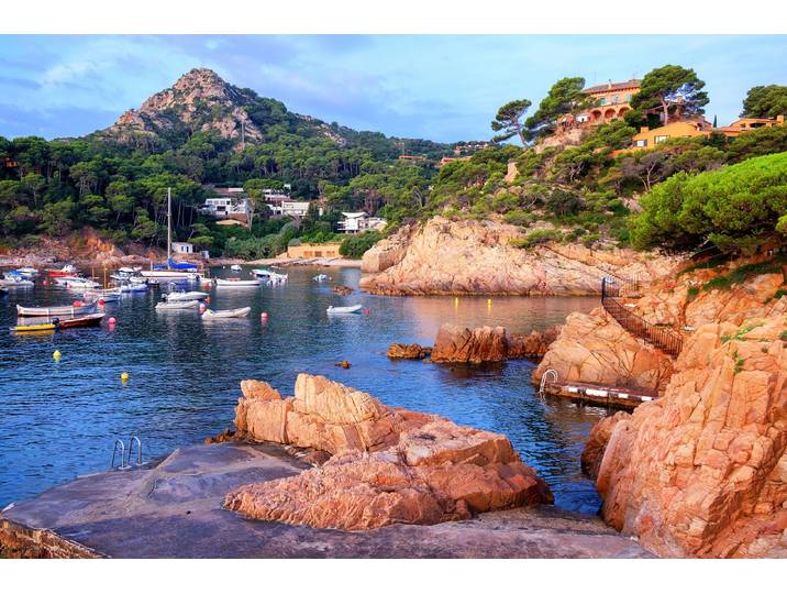 Fototapete PAPERMOON COSTA BRAVA-STRAND KLIPPEN WALD SEE DORF GEBIRGE BOOTE , bunt, B:2,5m L:1,86m, Vlies, Tapeten, Fototapete