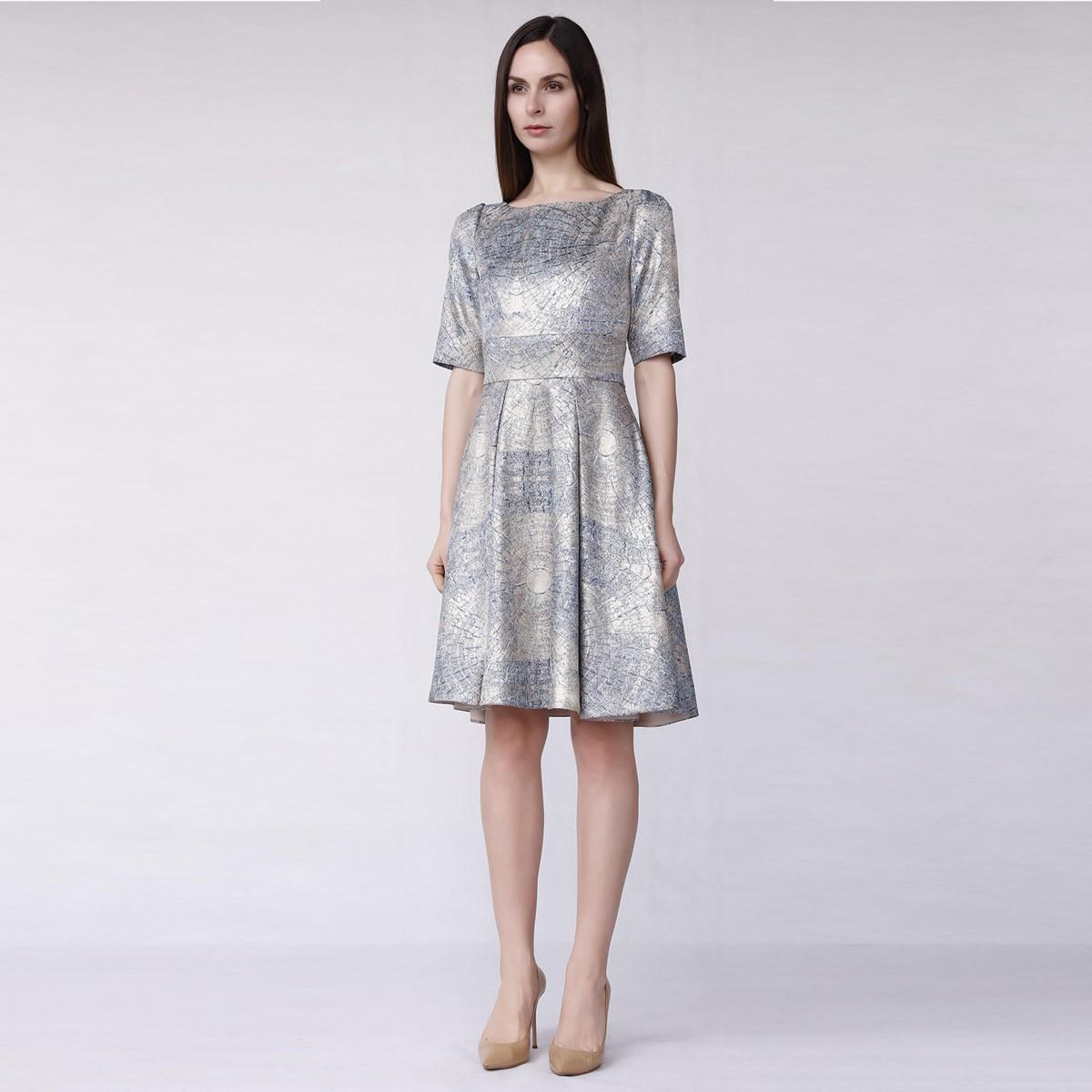 Geschwungenes und ausgestelltes Cocktailkleid aus Jacquard