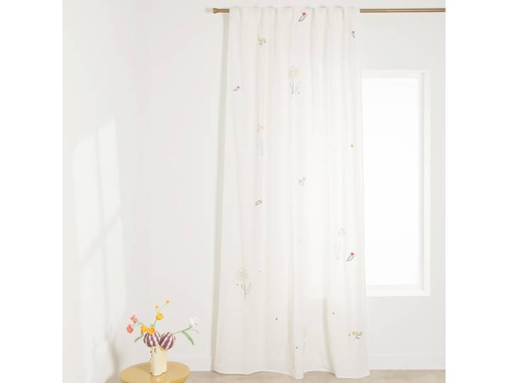 Weißer Vorhang aus recycelter Baumwolle mit verdeckten Schlaufen und mehrfarbigem Blumenmuster, 140 x 250 cm (einzeln erhältlich)