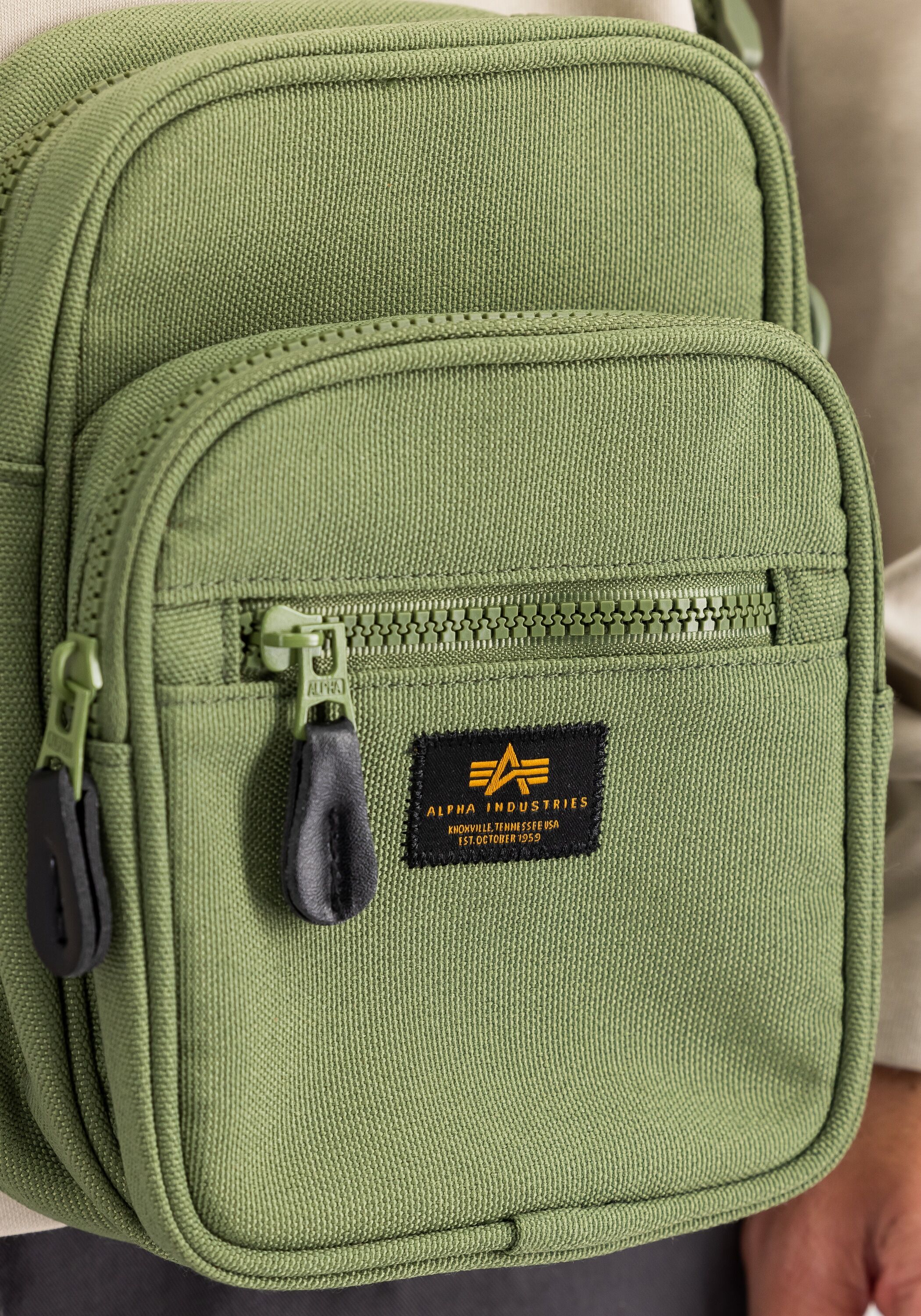 Umhängetasche ALPHA INDUSTRIES "Label Messenger Bag", Herren, grün (sage, grün), Obermaterial: 100% Polyester. Futter: 100% Nylon, Taschen Umhängetasche sage, grün Einheitsgröße