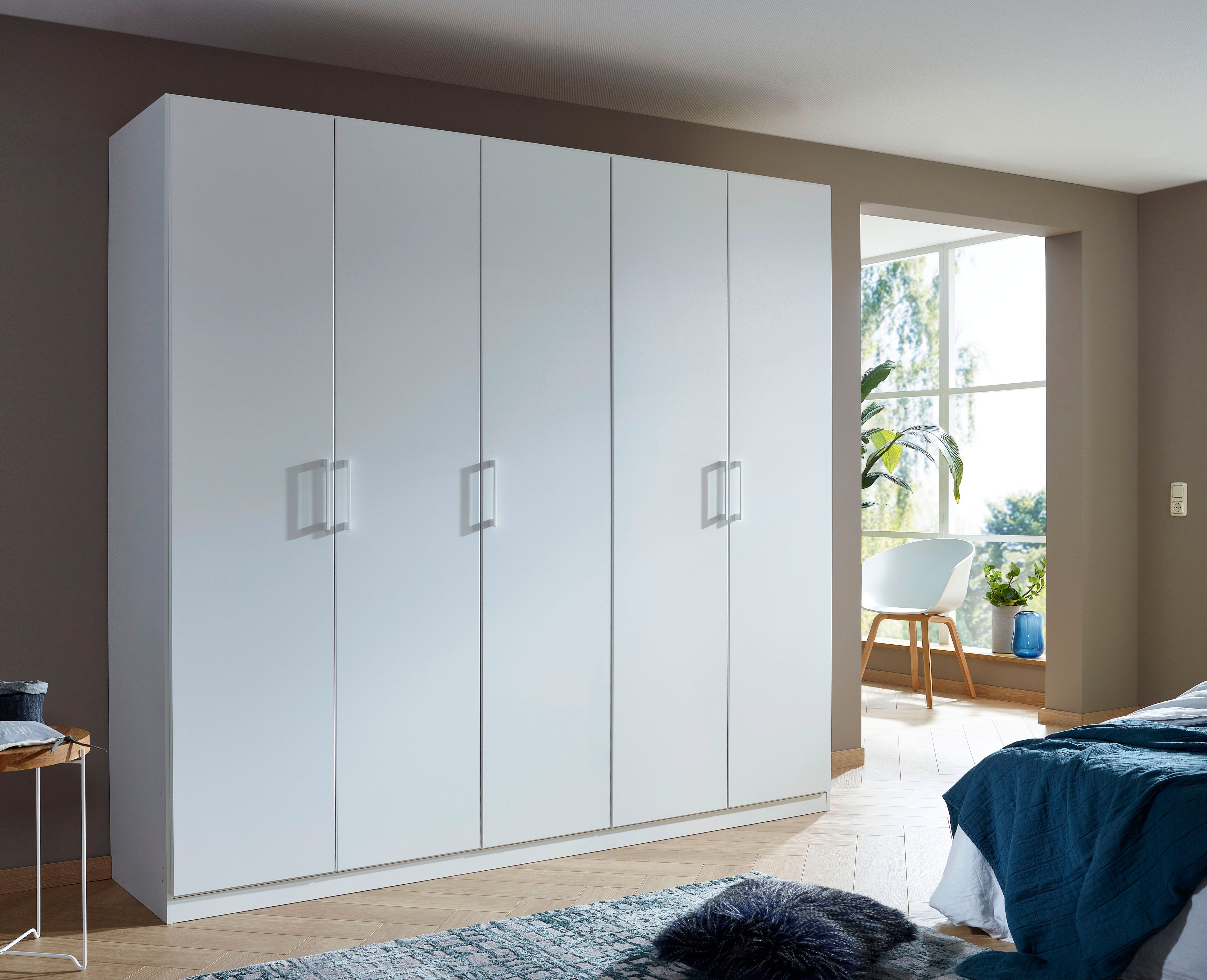 Kleiderschrank RAUCH "Schrank Mehrzweckschrank Garderobenschrank Schlafzimmer Möbel THOR", alpinweiß, B:226cm H:210cm T:54cm, Holzwerkstoff, Schränke, Kleiderschrank, mit farblich passenden, modernen Metallgriffen MADE IN GERMANY