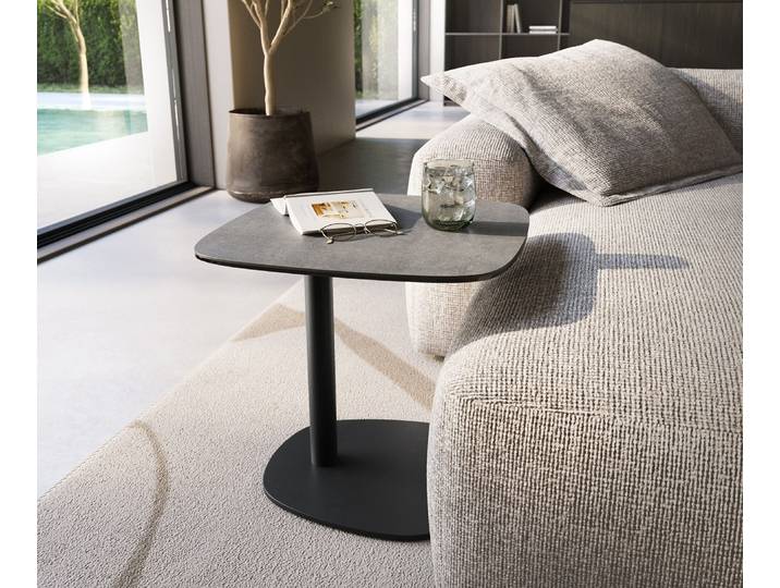 Beistelltisch Edge Boot 50x50 cm Keramik Beton Grau Eleny Metall Schwarz, Beistelltische