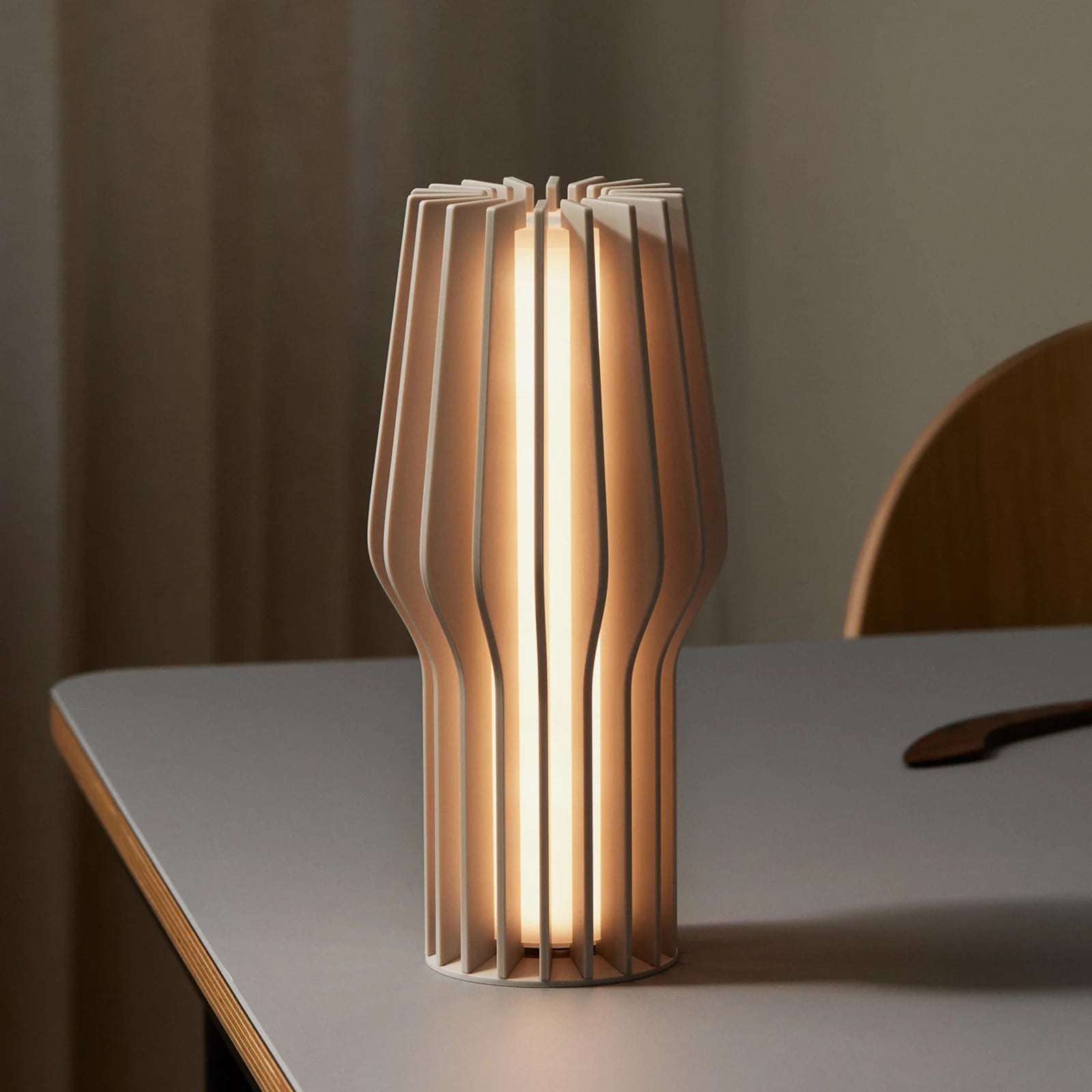 PLEASE WAIT to be SEATED Moderne draagbare LED tafellamp beige - 25 cm