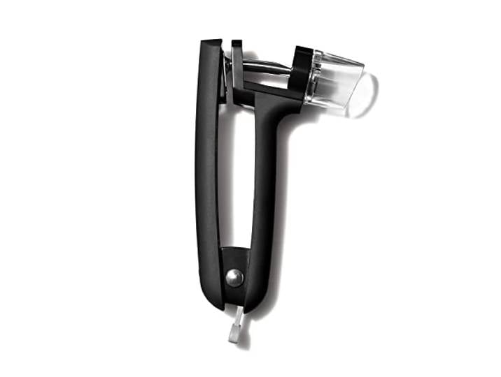 OXO Good Grips Dénoyauteur à cerises et olives Construction robuste en zinc moulé\, pare-éclaboussures\, grand support\, verrou de sécurité\, lave-vaisselle