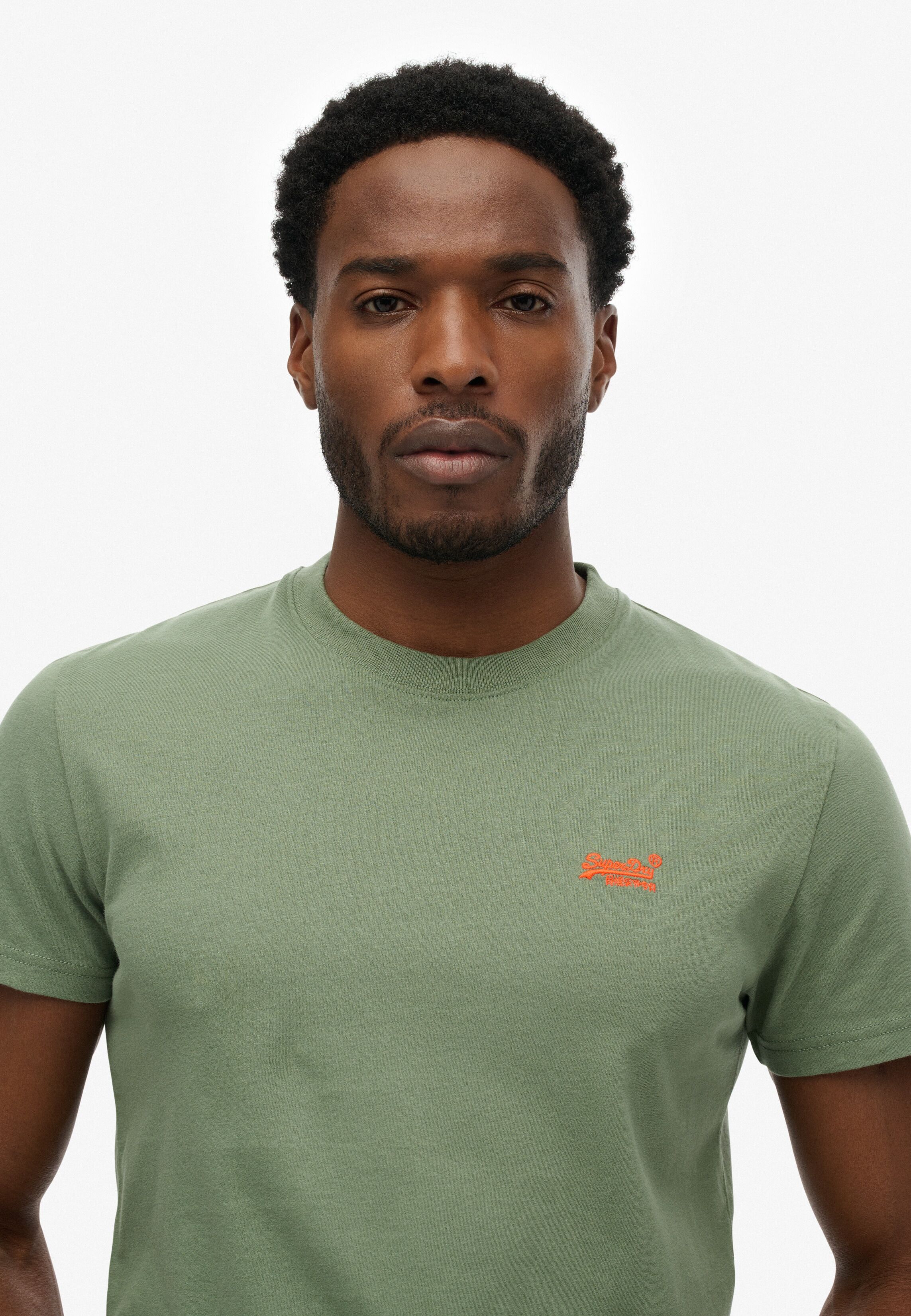 Rundhalsshirt SUPERDRY "ESSENTIAL LOGO EMB TEE", Herren, Gr. XXL, grün (laurel khaki, rot), Single Jersey, Obermaterial: 100% Baumwolle, unifarben, slim fit hüftlang, Rundhals, Shirts Rundhalsshirt, aus Baumwolle und Single Jersey, Slim Fit, Kurzarm, hüft