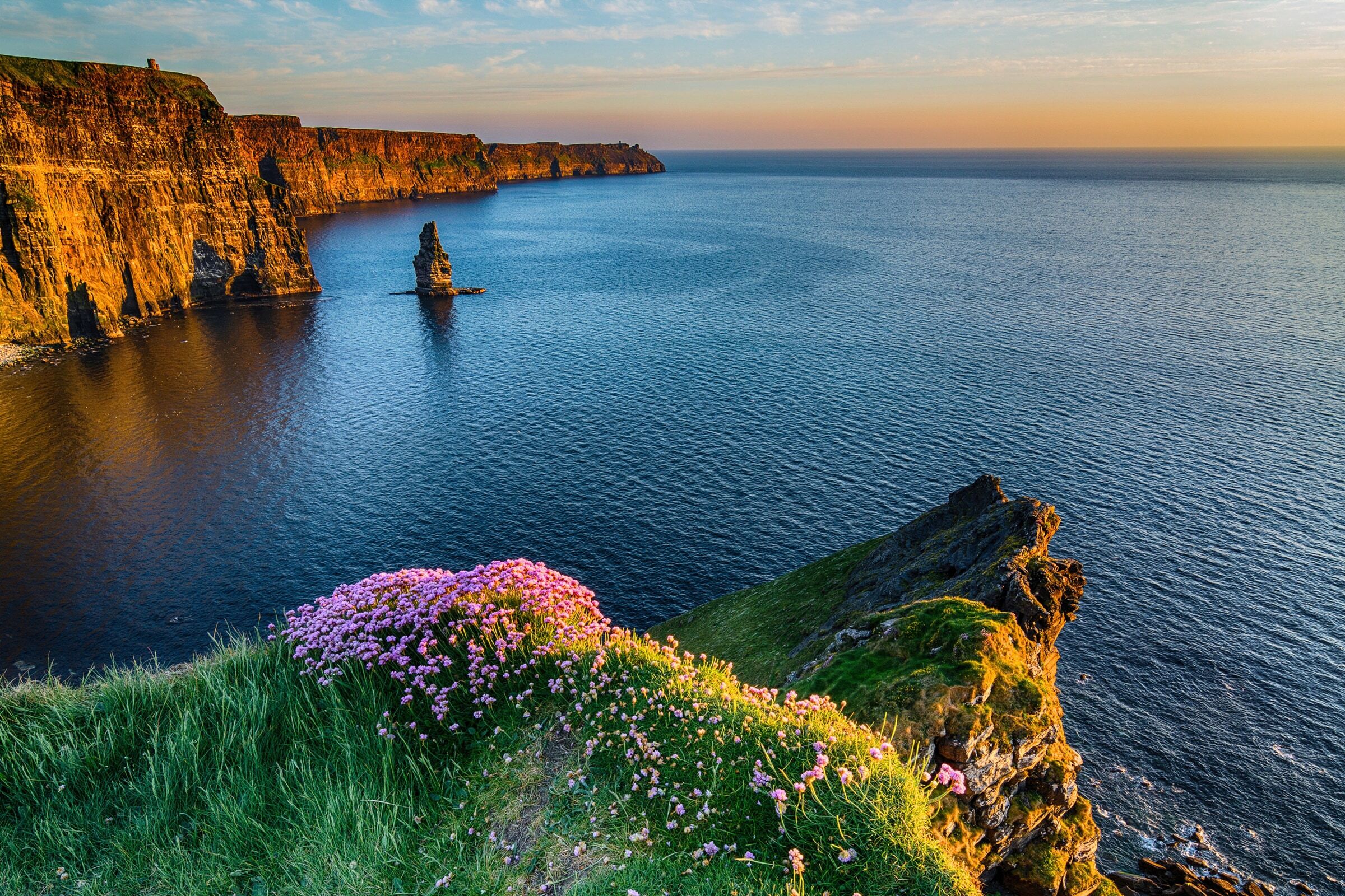 Fototapete PAPERMOON "MOHER IRLAND-STRAND KLIPPEN KÜSTE BLUMEN MEER GEBIRGE", bunt, B:3m L:2,23m, Vlies, Tapeten, Fototapete bunt B/L: 3m x 2,23m, Bahnen: 6 Stk.