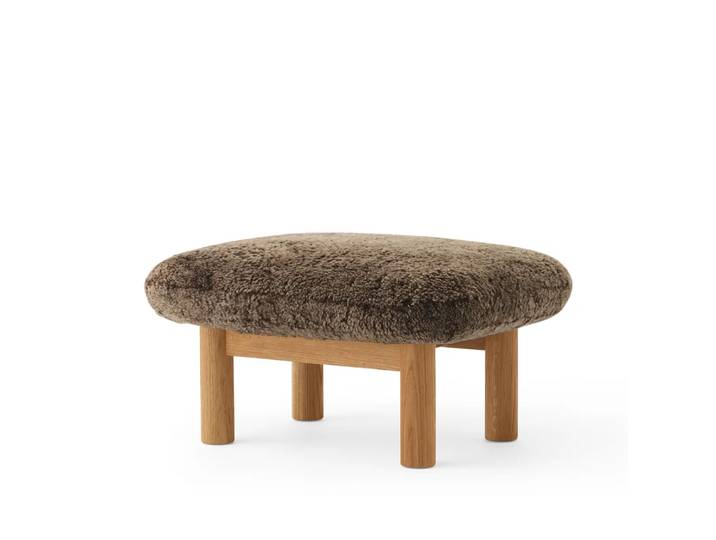 Audo Copenhagen Brasilia Fußhocker Schaffell root Braun, Eichenholzgestell