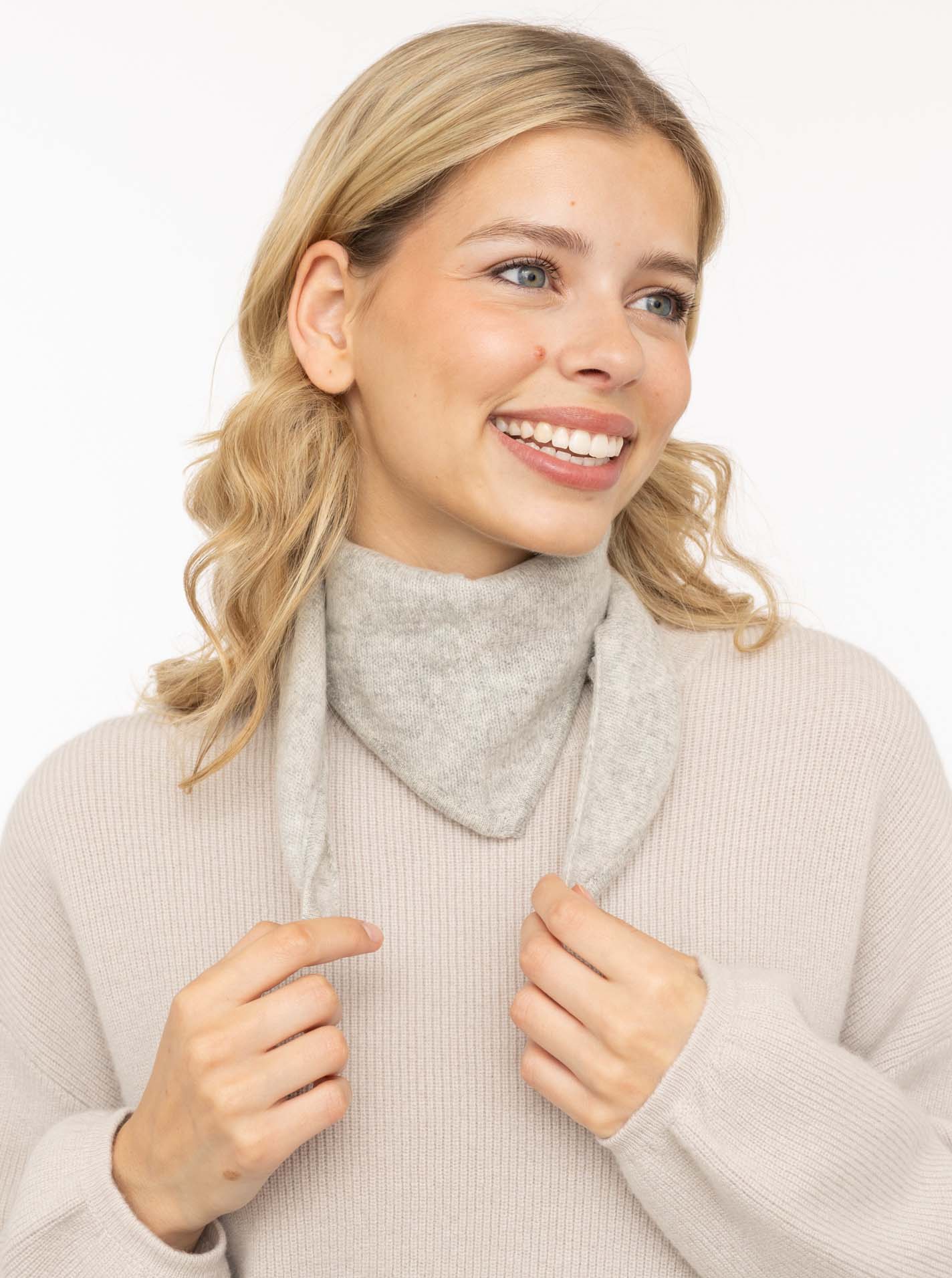 Strickschal ZWILLINGSHERZ "100% Cashmere Halstuch", Damen, grau (hellgrau), Obermaterial: 100% Kaschmir, Modetücher Strickschal, dreieckige Form, weicher Tragekomfort, individuell tragbar hellgrau Einheitsgröße