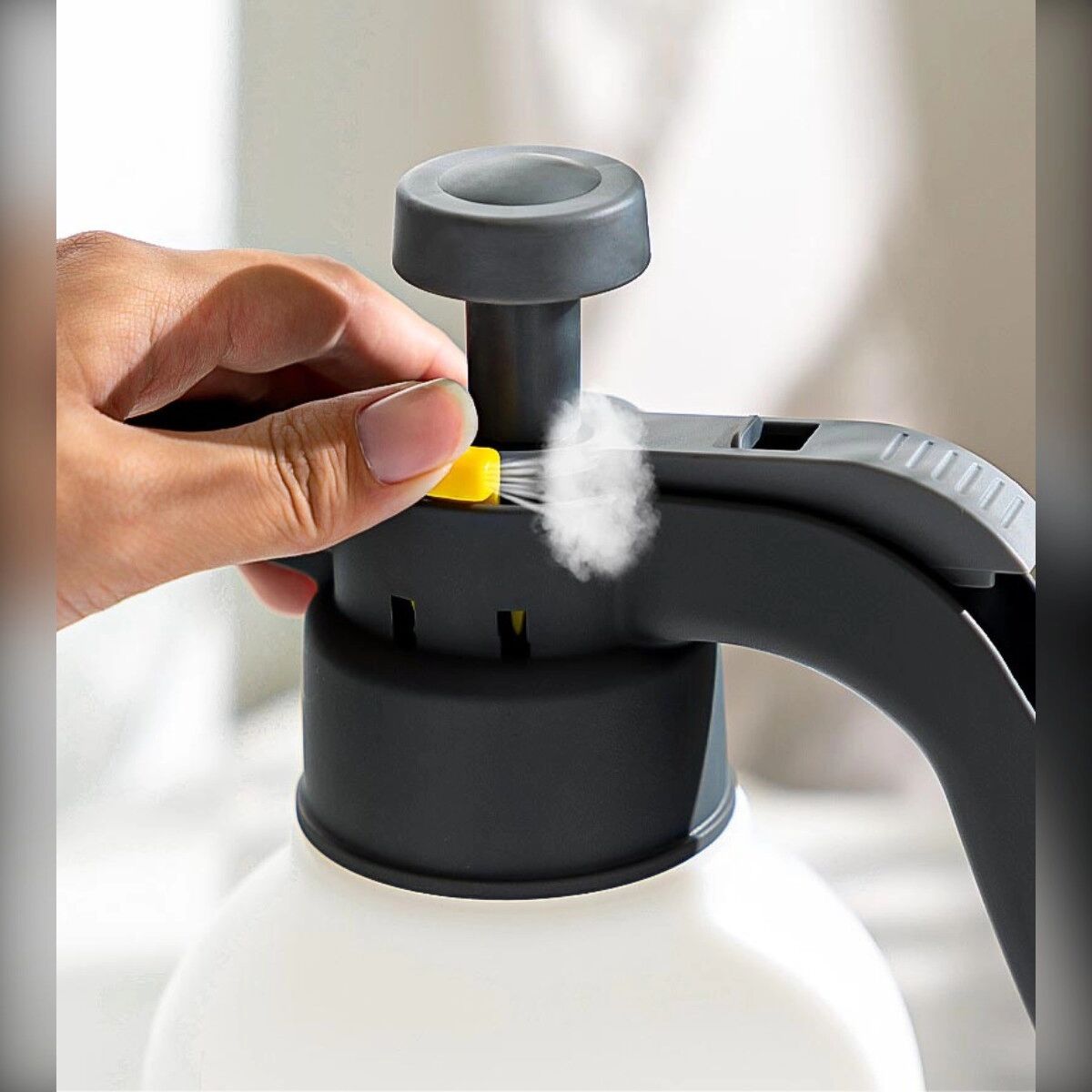 INF 2l Drucksprühflasche aus verdicktem PP mit verstellbarer Düse, Sprühnebel- und Wasserstrahlmodus