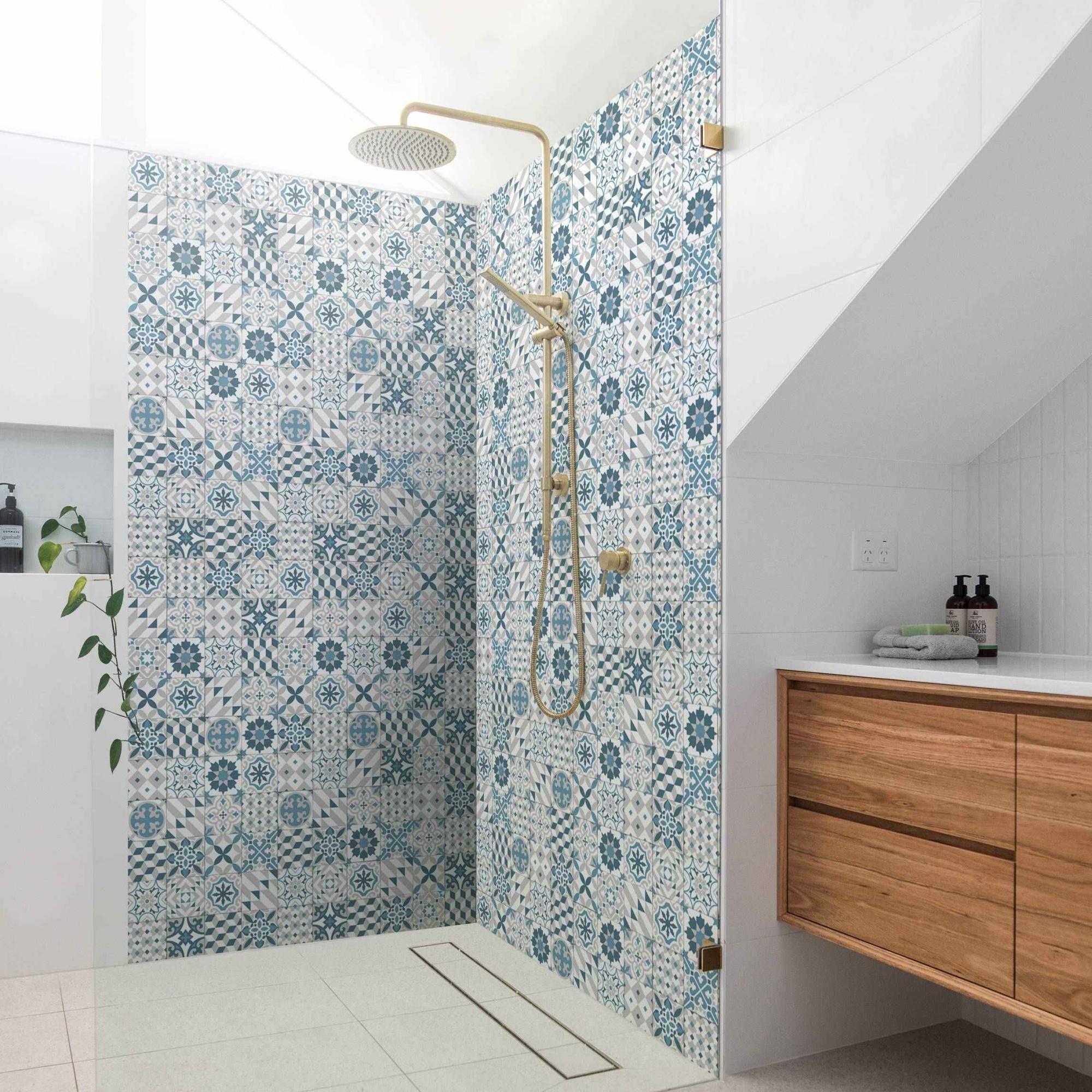 Duschrückwand mit Motiv selbstklebend - 0.61 mm Wandpaneel wasserfest Design blau Fliesenoptik Illustration Badrückwand fugenlos Premium matt 90x210 cm