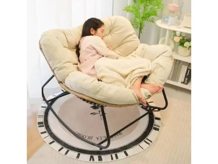 Fauteuil à bascule pour adulte en rotin tressé, idéal pour salon, chambre, cour, balcon, ou comme chaise longue de loisirs créative pour l'extérieur.