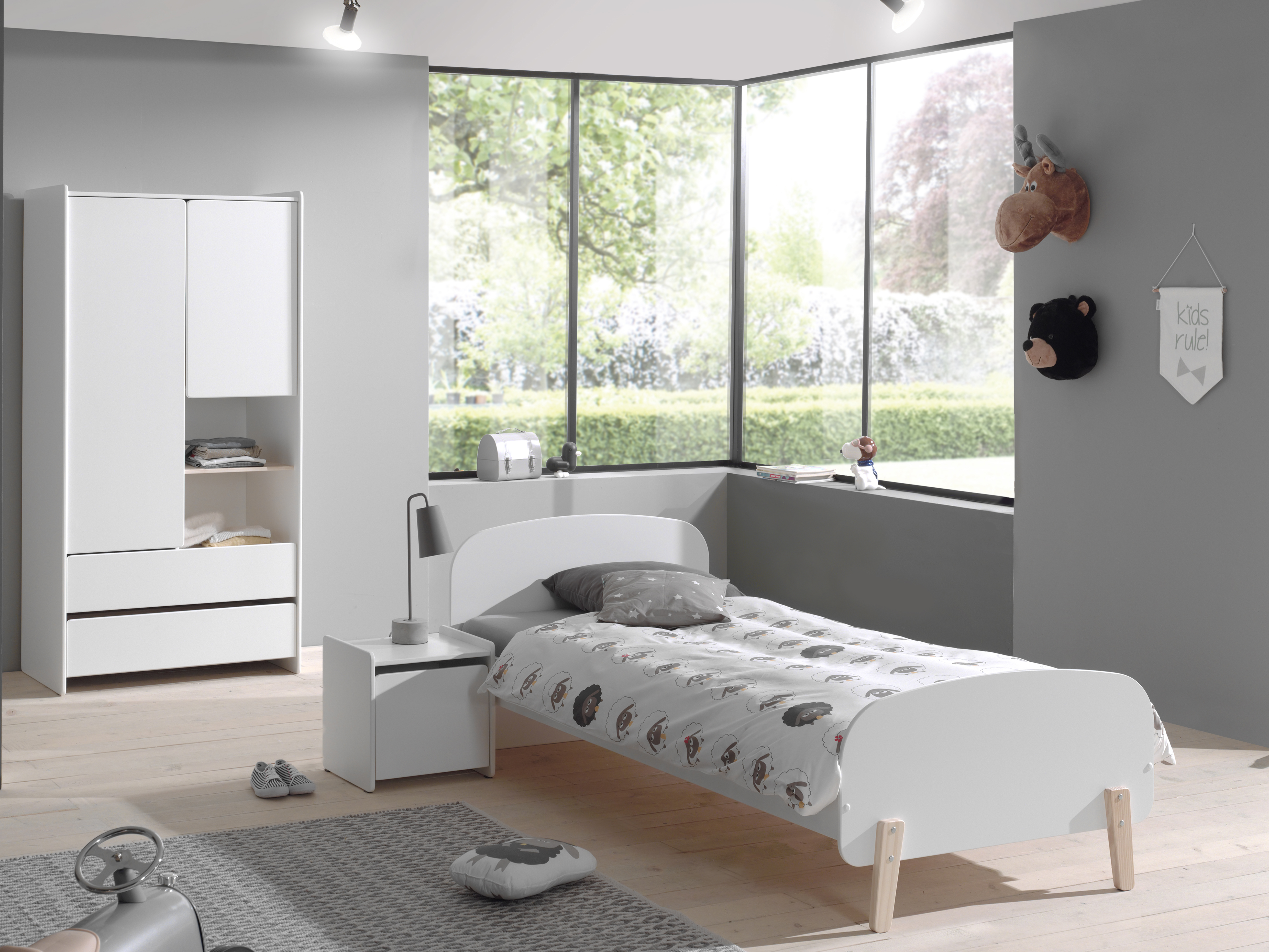 Diese KIDDY-Kombination besteht aus einem Bett (90x200) mit einem Nachttisch und einem Kleiderschrank mit 2 Türen.