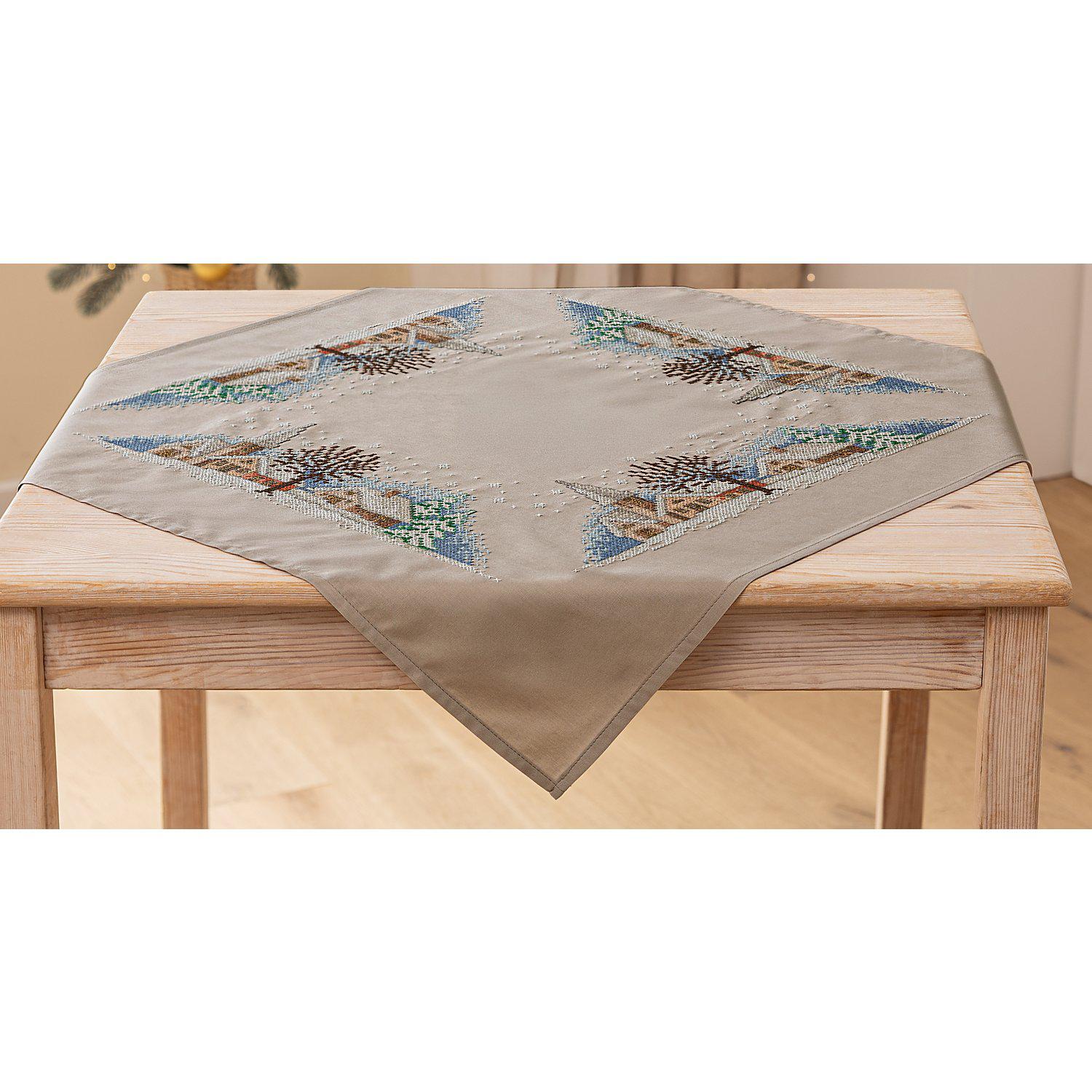 Stickmitteldecke "Winterdorf"